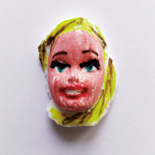  calco barbie brutalist colorato a mano