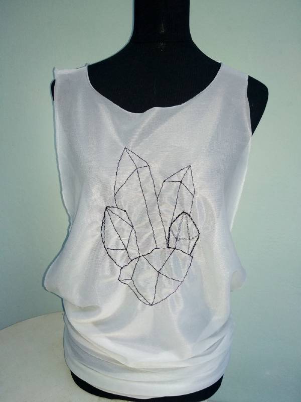  canottiera con cristalli ricamati a mano