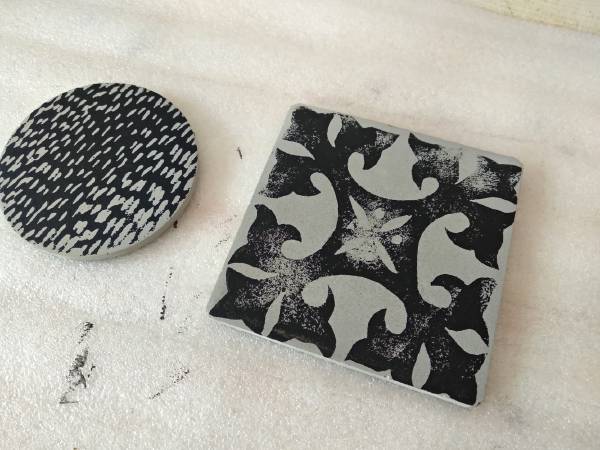  sottobicchieri in cemento stampa con linoleum