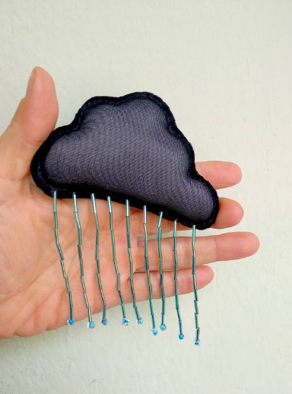  nuvola con pioggia di perline cucita a mano