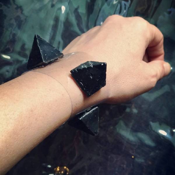  bracciale piramidi colla a caldo