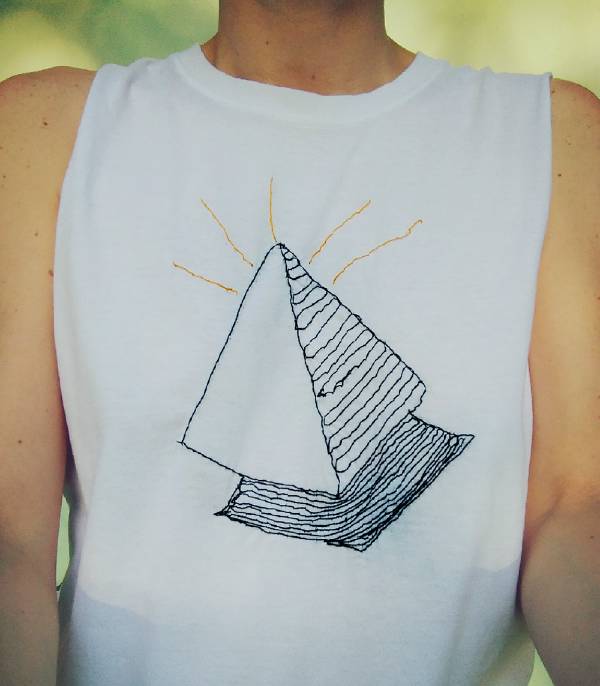  tshirt ricamata a mano piramide