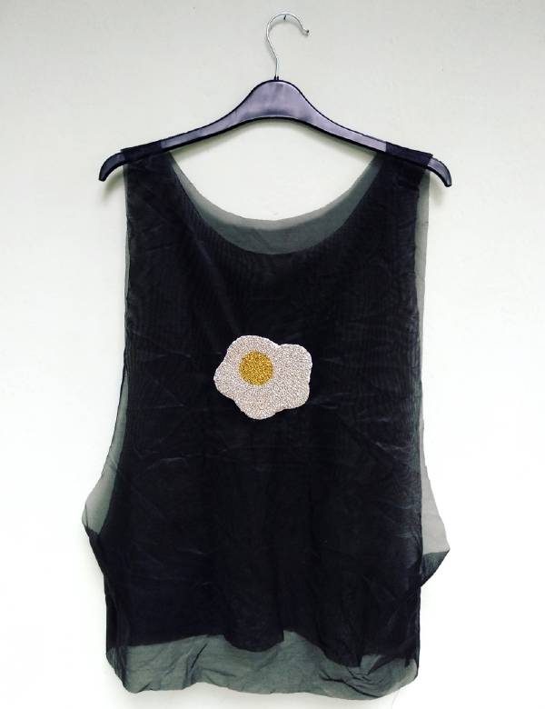  canottiera con applicazione patch uovo lurex oro argento ricamato a mano