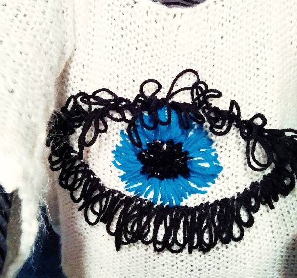  maglione con occhio ricamato a mano