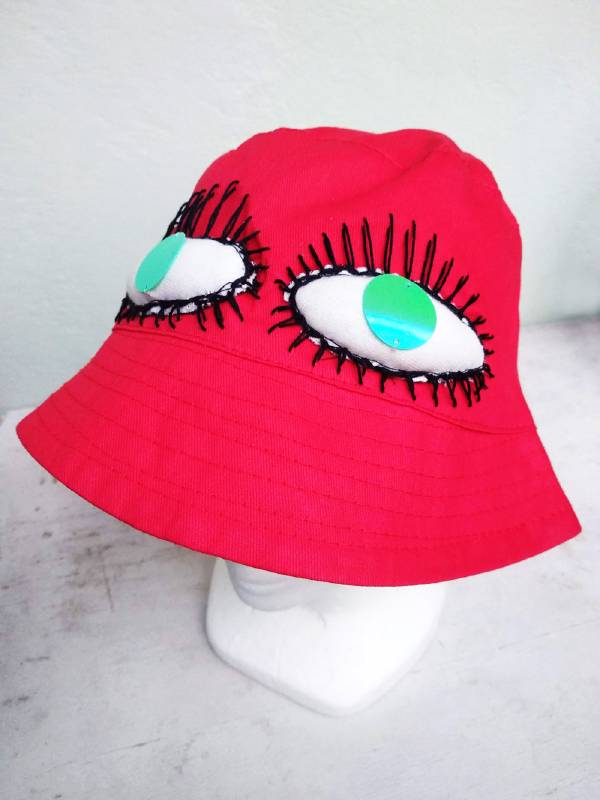  cappello rosso occhi paillettes ricamati a mano
