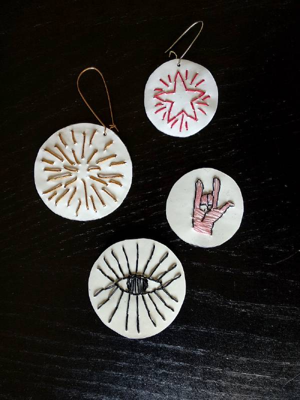  orecchini sketch ricamati a mano su plastica e